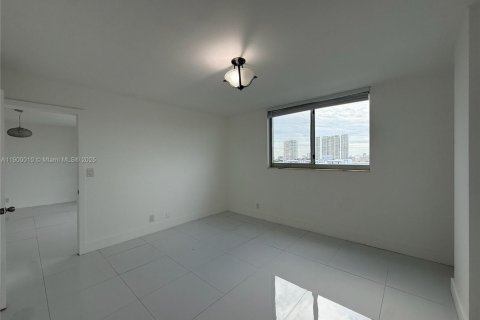 Condo in North Miami Beach, Florida, 2 bedrooms  № 1952528 - photo 24