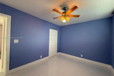 Condo in North Miami Beach, Florida, 2 bedrooms  № 1952528 - photo 9