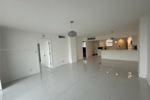 Condo in North Miami Beach, Florida, 2 bedrooms  № 1952528 - photo 15