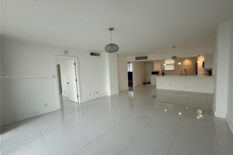 Condo in North Miami Beach, Florida, 2 bedrooms  № 1952528 - photo 16