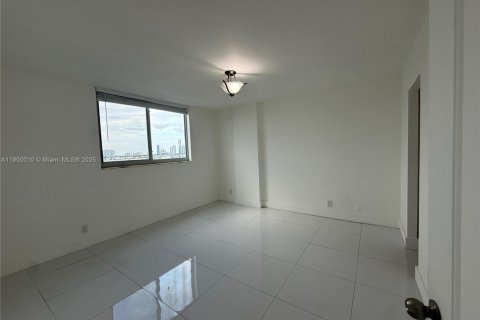 Condo in North Miami Beach, Florida, 2 bedrooms  № 1952528 - photo 23