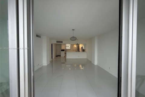 Condo in North Miami Beach, Florida, 2 bedrooms  № 1952528 - photo 21