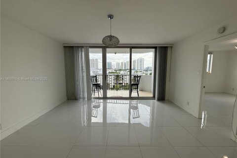 Condo in North Miami Beach, Florida, 2 bedrooms  № 1952528 - photo 18