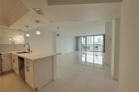 Condo in North Miami Beach, Florida, 2 bedrooms  № 1952528 - photo 2