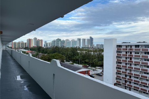 Condo in North Miami Beach, Florida, 2 bedrooms  № 1952528 - photo 3