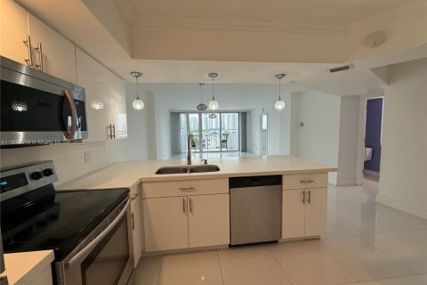 Condo in North Miami Beach, Florida, 2 bedrooms  № 1952528 - photo 6