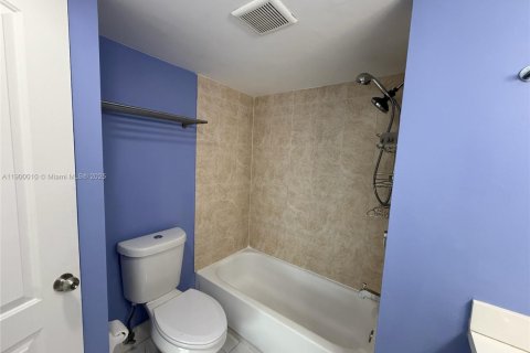 Condo in North Miami Beach, Florida, 2 bedrooms  № 1952528 - photo 28