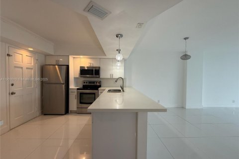 Condo in North Miami Beach, Florida, 2 bedrooms  № 1952528 - photo 4