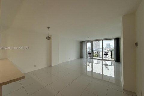 Condo in North Miami Beach, Florida, 2 bedrooms  № 1952528 - photo 8