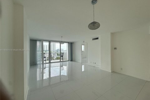 Condo in North Miami Beach, Florida, 2 bedrooms  № 1952528 - photo 7