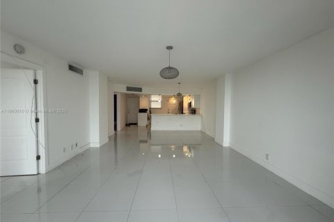 Condo in North Miami Beach, Florida, 2 bedrooms  № 1952528 - photo 22