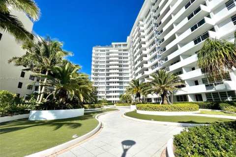 Condo in Miami Beach, Florida, 2 bedrooms  № 2059878 - photo 27