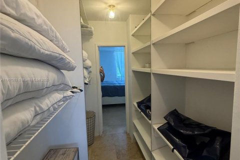 Condo in Miami Beach, Florida, 2 bedrooms  № 2059878 - photo 9