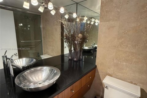 Condo in Miami Beach, Florida, 2 bedrooms  № 2059878 - photo 13