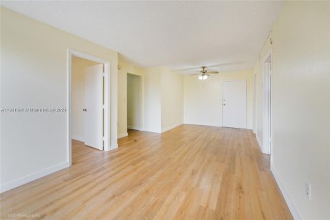 Condo in Miami, Florida, 2 bedrooms  № 1953811 - photo 13