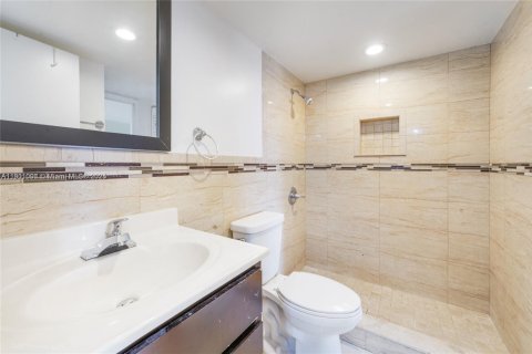 Condo in Miami, Florida, 2 bedrooms  № 1953811 - photo 7