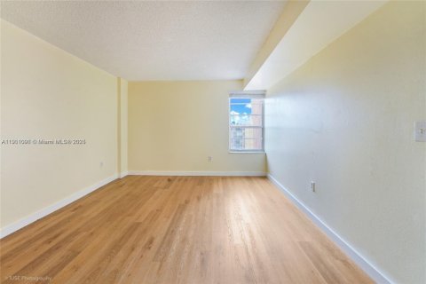 Condo in Miami, Florida, 2 bedrooms  № 1953811 - photo 14