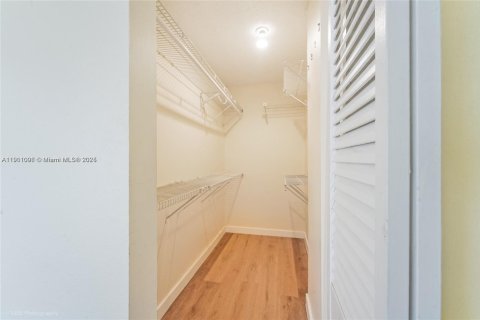 Condo in Miami, Florida, 2 bedrooms  № 1953811 - photo 16