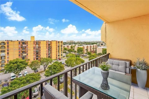 Condo in Miami, Florida, 2 bedrooms  № 1953811 - photo 8