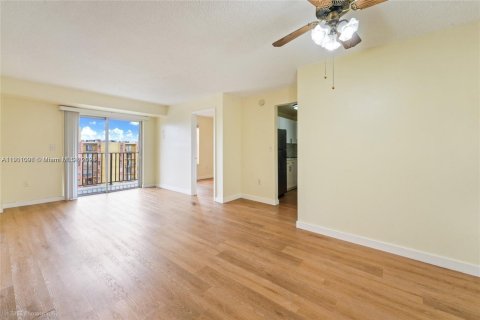 Condo in Miami, Florida, 2 bedrooms  № 1953811 - photo 12