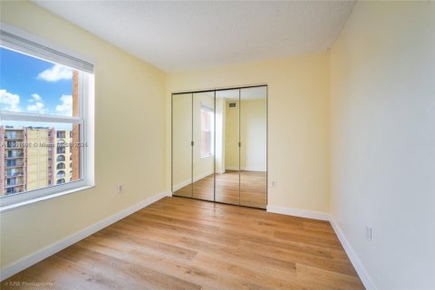 Condo in Miami, Florida, 2 bedrooms  № 1953811 - photo 17