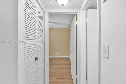 Condo in Plantation, Florida, 2 bedrooms  № 1992241 - photo 11