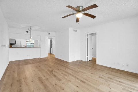 Condo in Plantation, Florida, 2 bedrooms  № 1992241 - photo 22