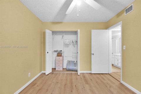 Condo in Plantation, Florida, 2 bedrooms  № 1992241 - photo 19