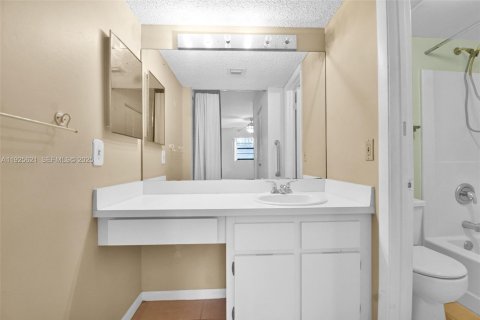 Condo in Plantation, Florida, 2 bedrooms  № 1992241 - photo 29