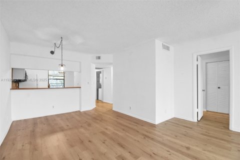 Condo in Plantation, Florida, 2 bedrooms  № 1992241 - photo 23