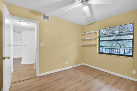 Condo in Plantation, Florida, 2 bedrooms  № 1992241 - photo 16