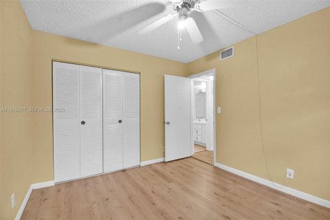 Condo in Plantation, Florida, 2 bedrooms  № 1992241 - photo 17