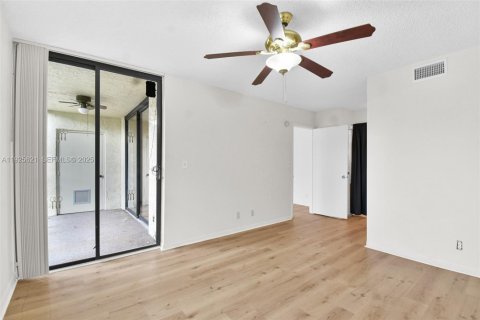 Condo in Plantation, Florida, 2 bedrooms  № 1992241 - photo 25