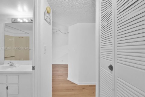 Condo in Plantation, Florida, 2 bedrooms  № 1992241 - photo 20