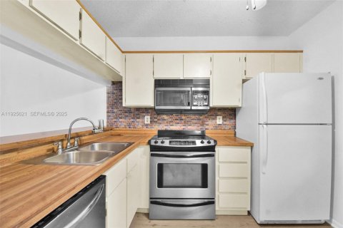 Condo in Plantation, Florida, 2 bedrooms  № 1992241 - photo 8