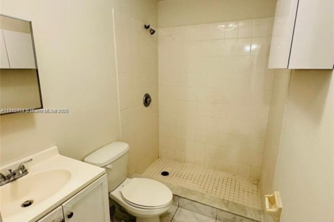 Commercial property in Sweetwater, Florida № 2013118 - photo 9