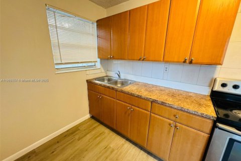 Commercial property in Sweetwater, Florida № 2013118 - photo 11