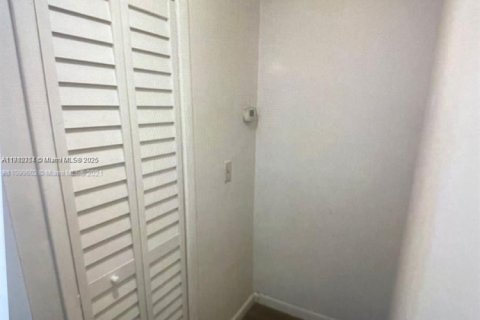 Commercial property in Sweetwater, Florida № 2013118 - photo 15