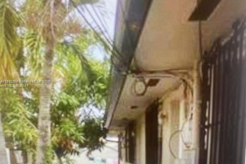 Commercial property in Sweetwater, Florida № 2013118 - photo 2