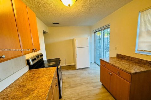 Commercial property in Sweetwater, Florida № 2013118 - photo 10