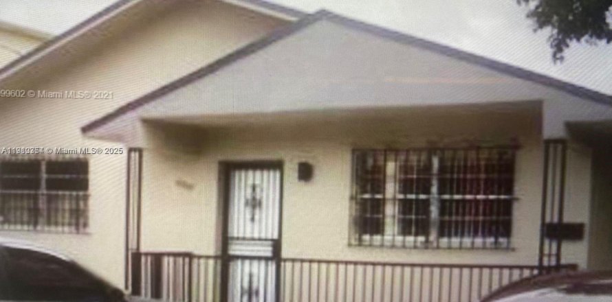 Commercial property in Sweetwater, Florida № 2013118