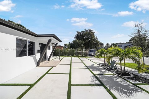 Casa en venta en North Miami, Florida, 3 dormitorios, 178.93 m2 № 2080796 - foto 5