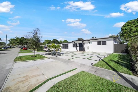 Casa en venta en North Miami, Florida, 3 dormitorios, 178.93 m2 № 2080796 - foto 13