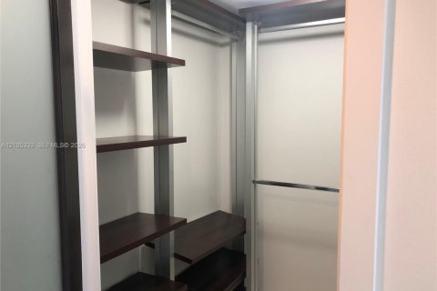 Copropriété à louer à Miami, Floride: 3 chambres, 166.2 m2 № 2414114 - photo 12