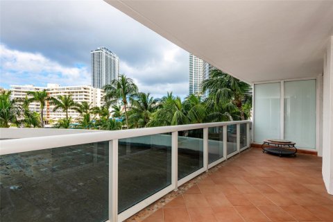 Condo in Hallandale Beach, Florida, 3 bedrooms  № 2052811 - photo 28