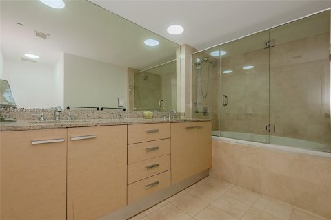Condo in Hallandale Beach, Florida, 3 bedrooms  № 2052811 - photo 25