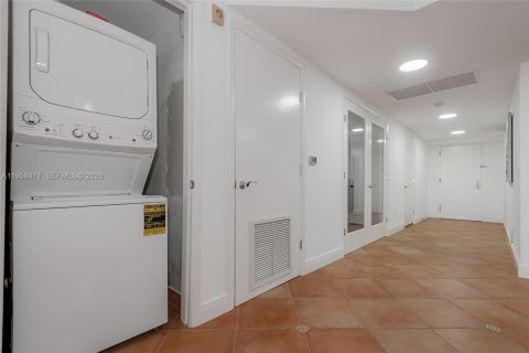 Condo in Hallandale Beach, Florida, 3 bedrooms  № 2052811 - photo 17