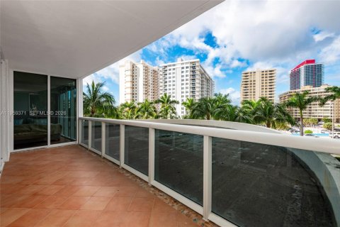 Condo in Hallandale Beach, Florida, 3 bedrooms  № 2052811 - photo 27