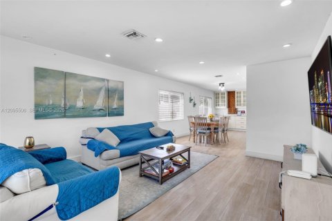 House in Hollywood, Florida 3 bedrooms, 161 sq.m. № 2392099 - photo 6