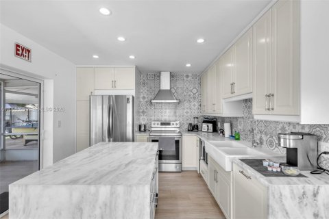 House in Hollywood, Florida 3 bedrooms, 161 sq.m. № 2392099 - photo 3